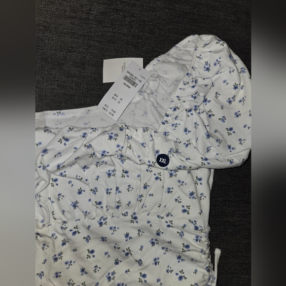 Side-Cinch Ruched Tee - Picture 4 of 4